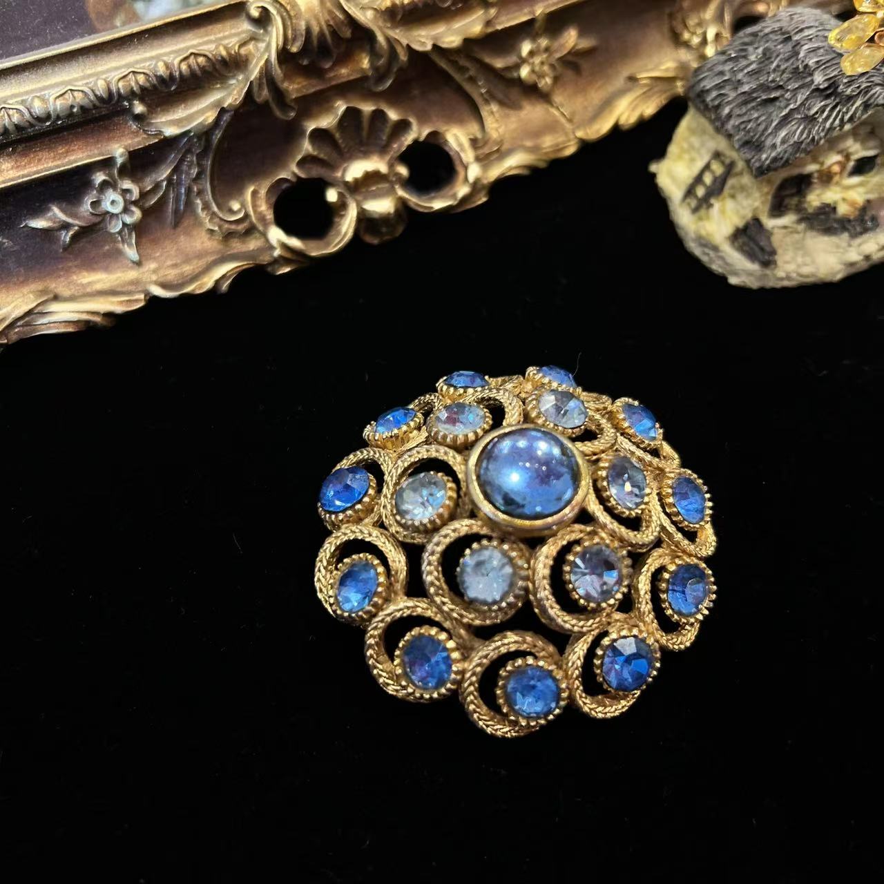 Vintage British Sphinx brooch 3D fireworks blue rhinestone glass inlaid gold-plated palace retro style