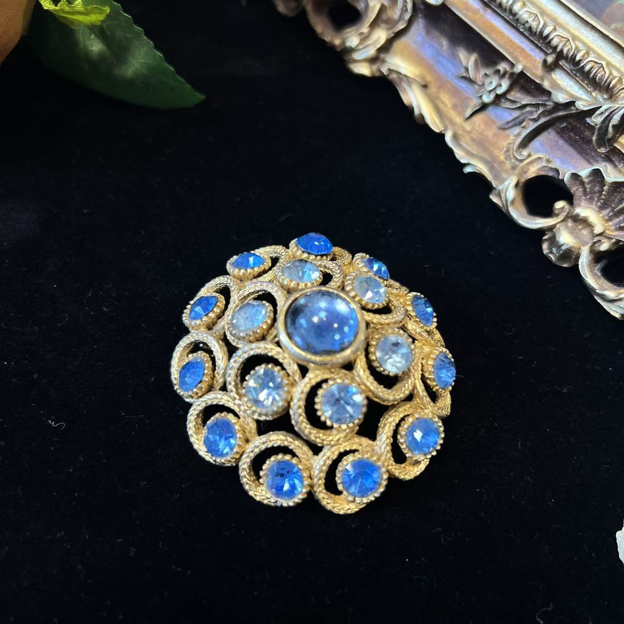 Vintage British Sphinx brooch 3D fireworks blue rhinestone glass inlaid gold-plated palace retro style