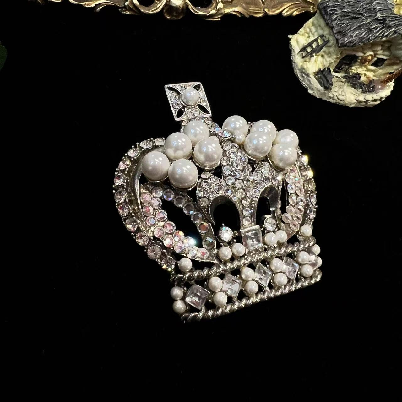 Vintage British Crown Brooch Imitation Pearl Rhinestone Inlaid with Palace Vintage Style