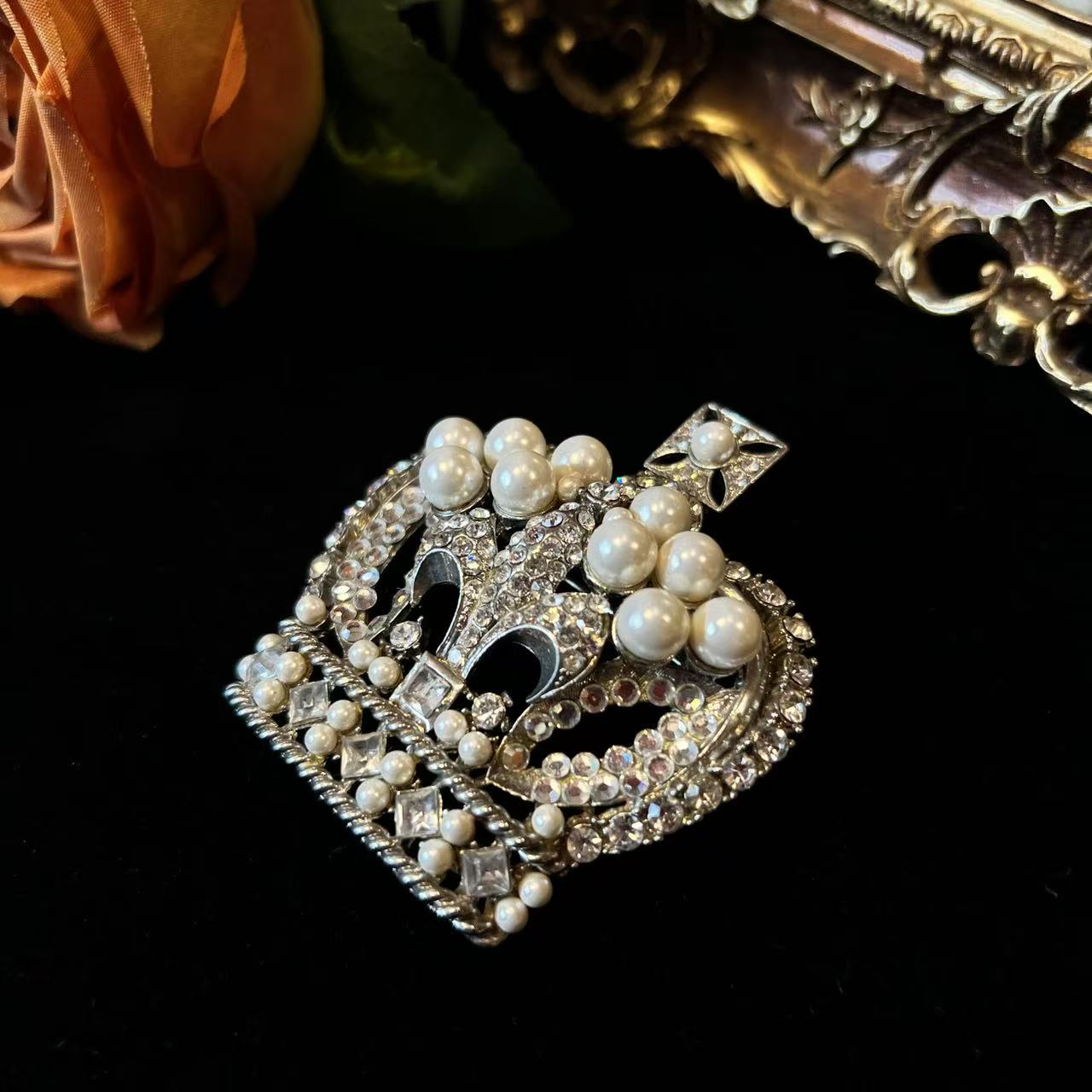 Vintage British Crown Brooch Imitation Pearl Rhinestone Inlaid with Palace Vintage Style