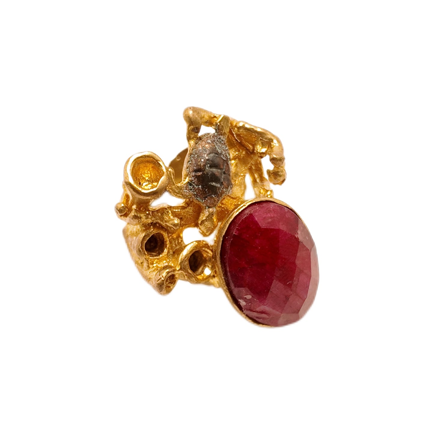Vintage British 1960s Red Natural Stone Brass Open Ring Turtle Three Dimensional Surrounding Palace Vintage Style