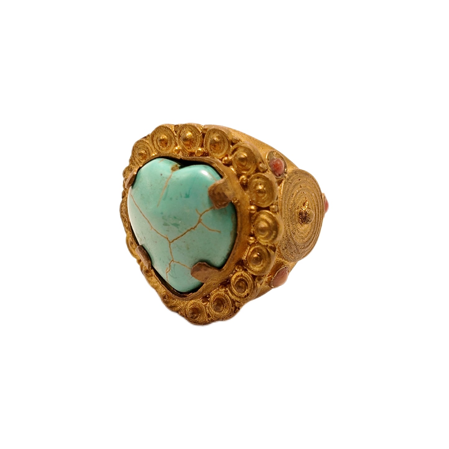Vintage British 1960s natural turquoise brass ring with heart-shaped three-dimensional pattern court retro style