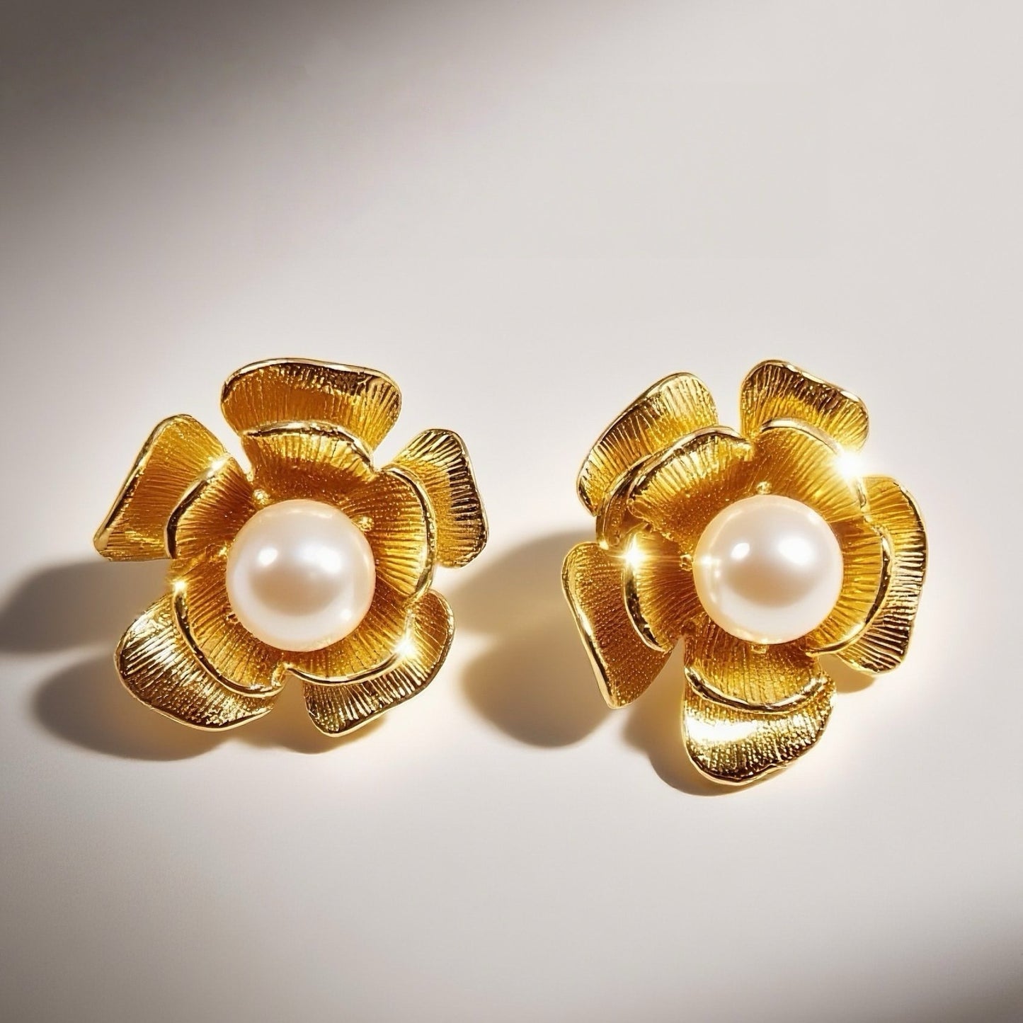 "Golden Pistil, Pearl Bloom"Vintage camellia imitation pearl ear clip three-dimensional flower KML marking gorgeous court complex