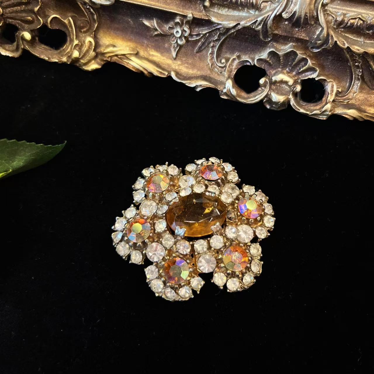 Vintage British Sphinx brooch three-dimensional flower shaped orange rhinestone glass inlaid with gold-plated palace retro style