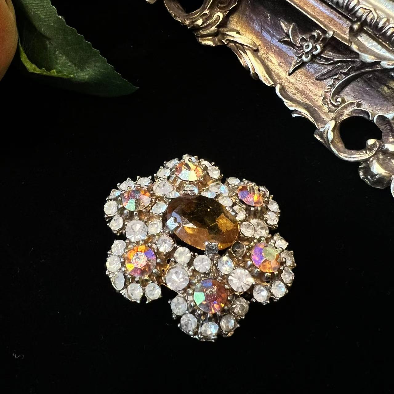 Vintage British Sphinx brooch three-dimensional flower shaped orange rhinestone glass inlaid with gold-plated palace retro style