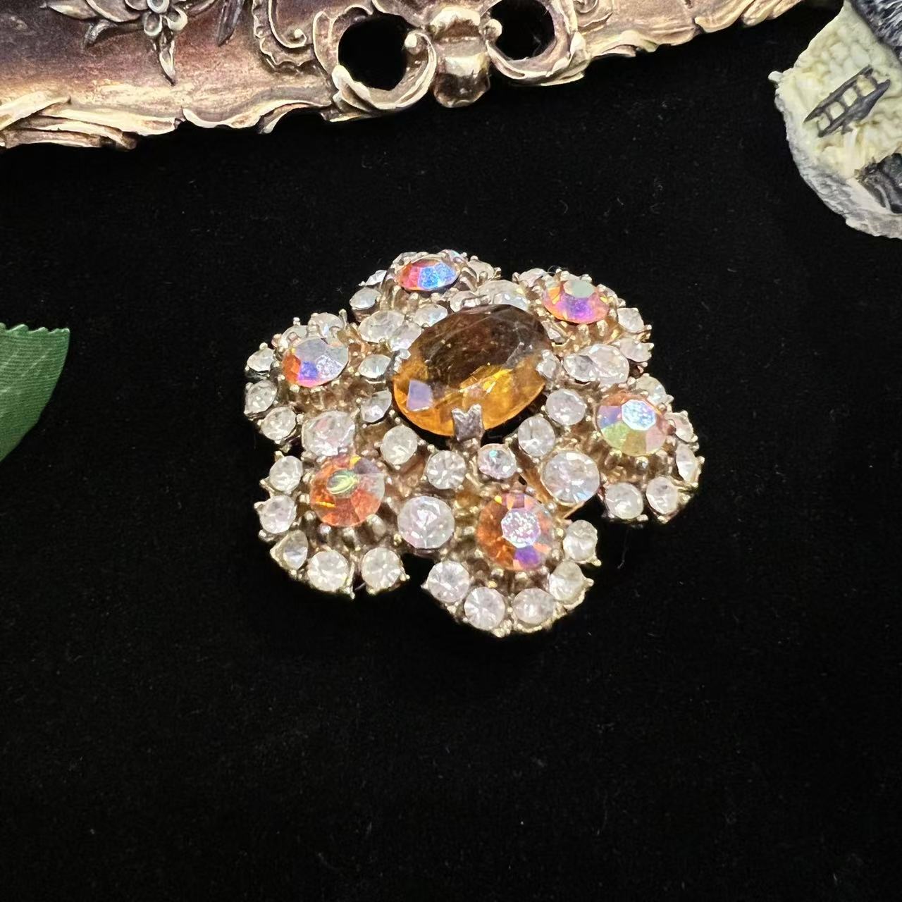 Vintage British Sphinx brooch three-dimensional flower shaped orange rhinestone glass inlaid with gold-plated palace retro style