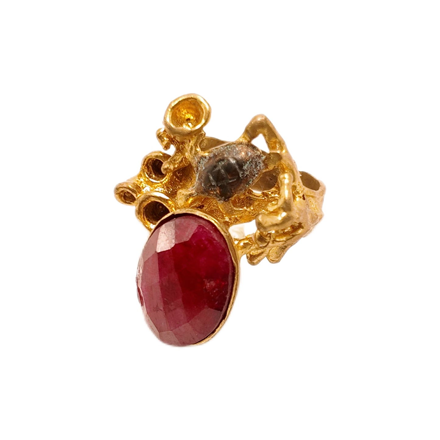 Vintage British 1960s Red Natural Stone Brass Open Ring Turtle Three Dimensional Surrounding Palace Vintage Style