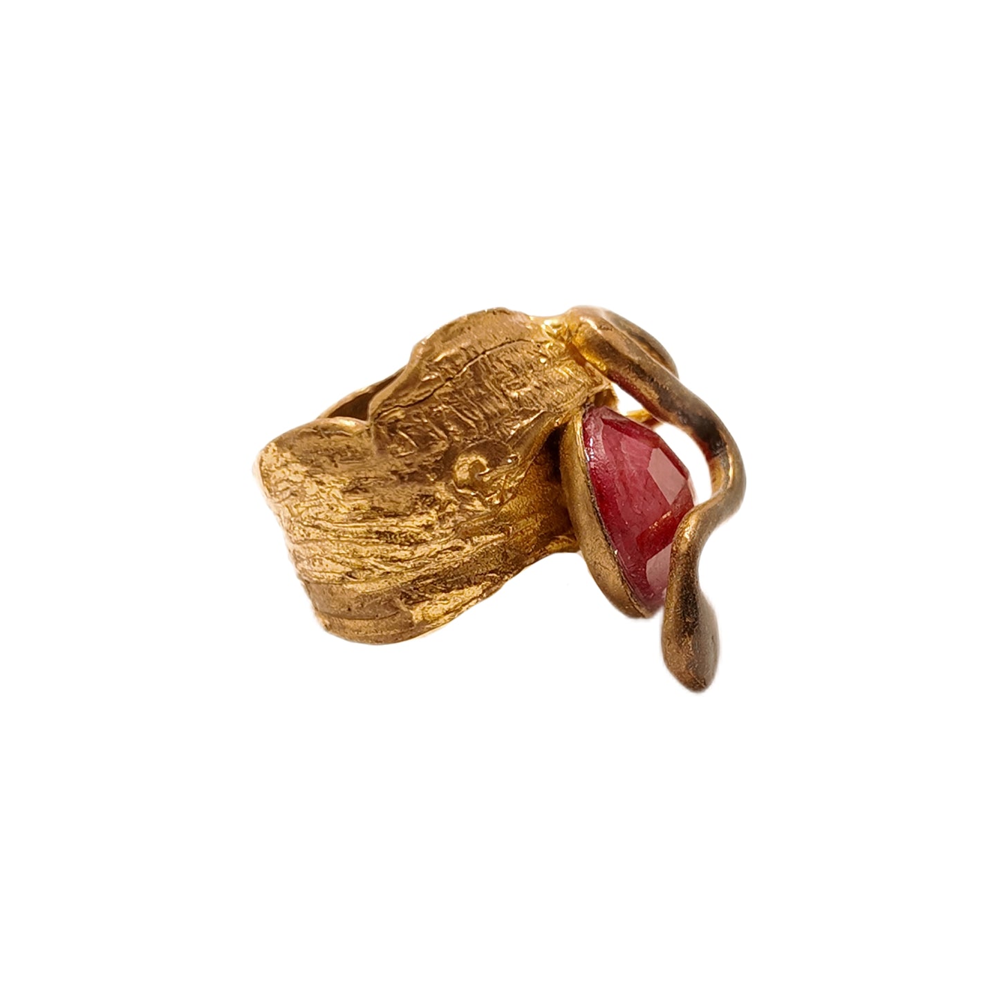 Vintage British 1960s Red Natural Stone Brass Ring Oval Three Dimensional Serpentine Surrounding Palace Vintage Style