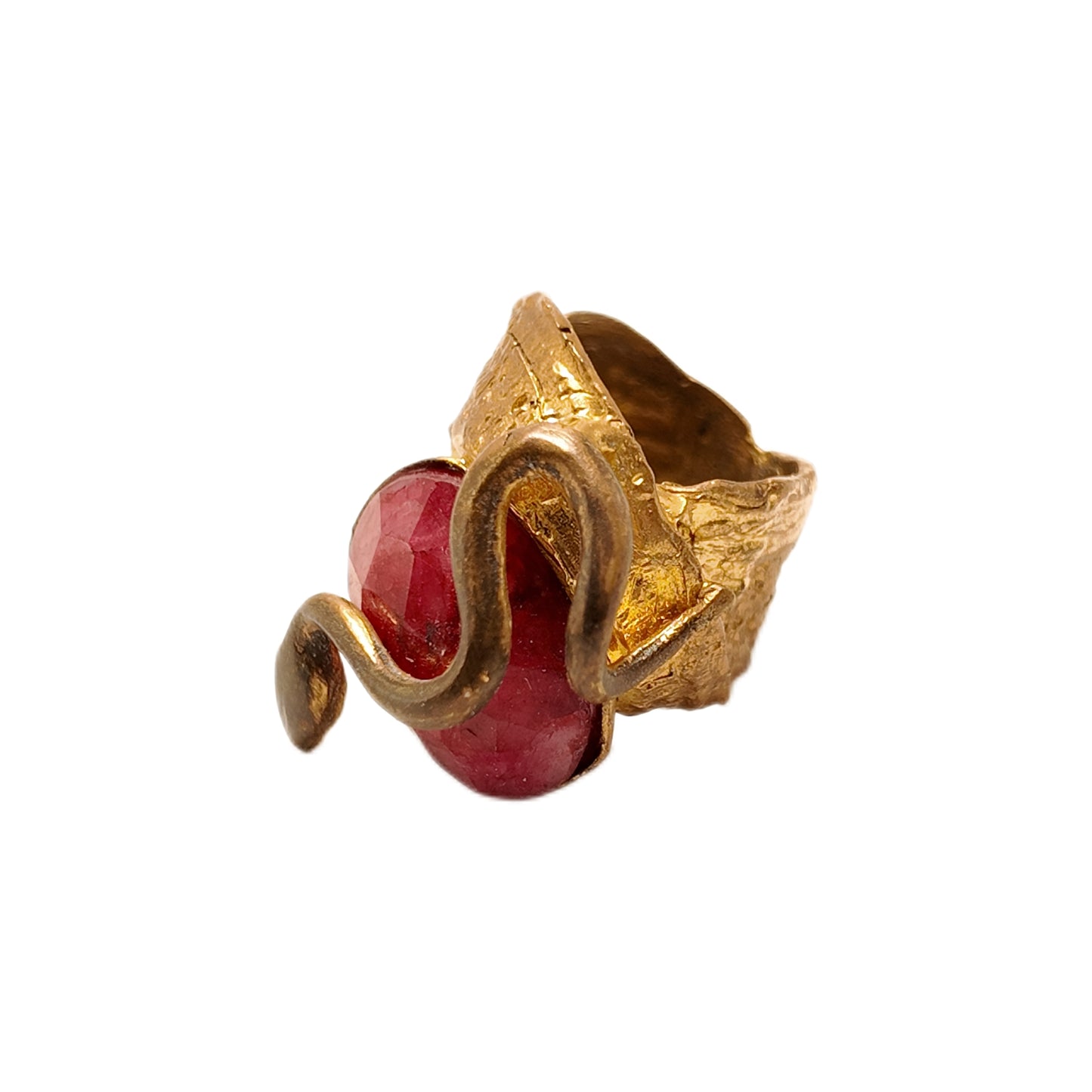 Vintage British 1960s Red Natural Stone Brass Ring Oval Three Dimensional Serpentine Surrounding Palace Vintage Style