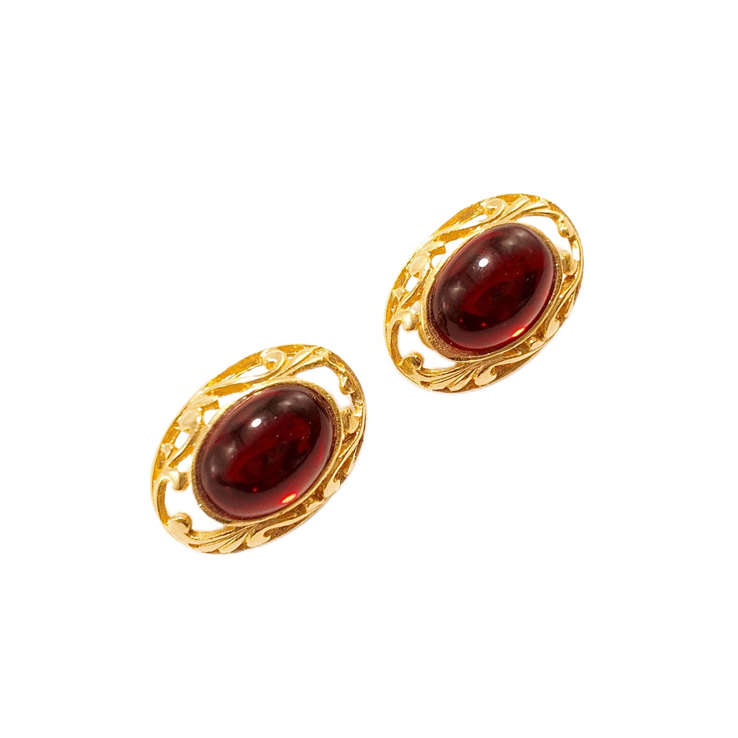 Vintage France 80s red glazed ear clip with oval hollow pattern surrounded by gold-plated palace retro style