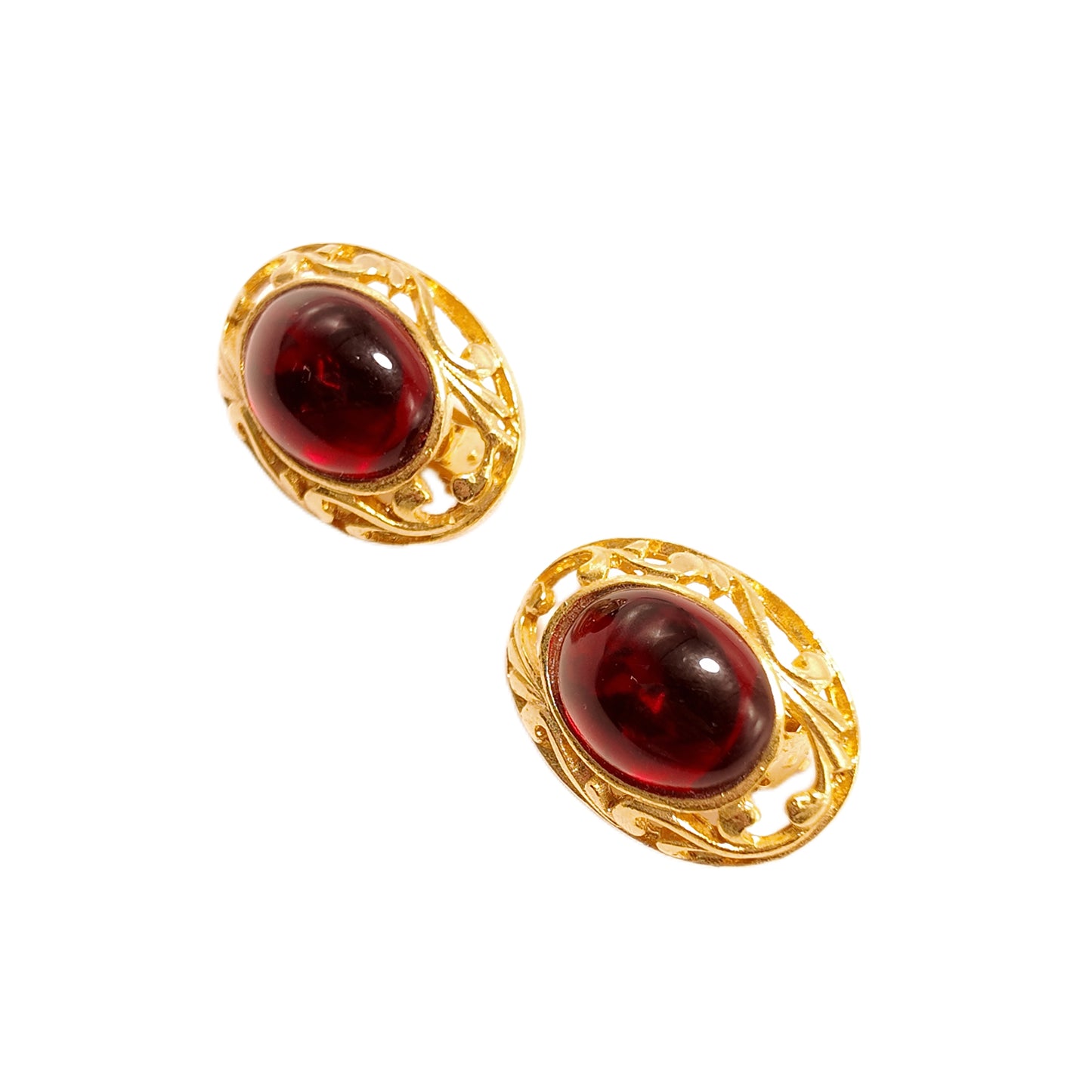 Vintage France 80s red glazed ear clip with oval hollow pattern surrounded by gold-plated palace retro style