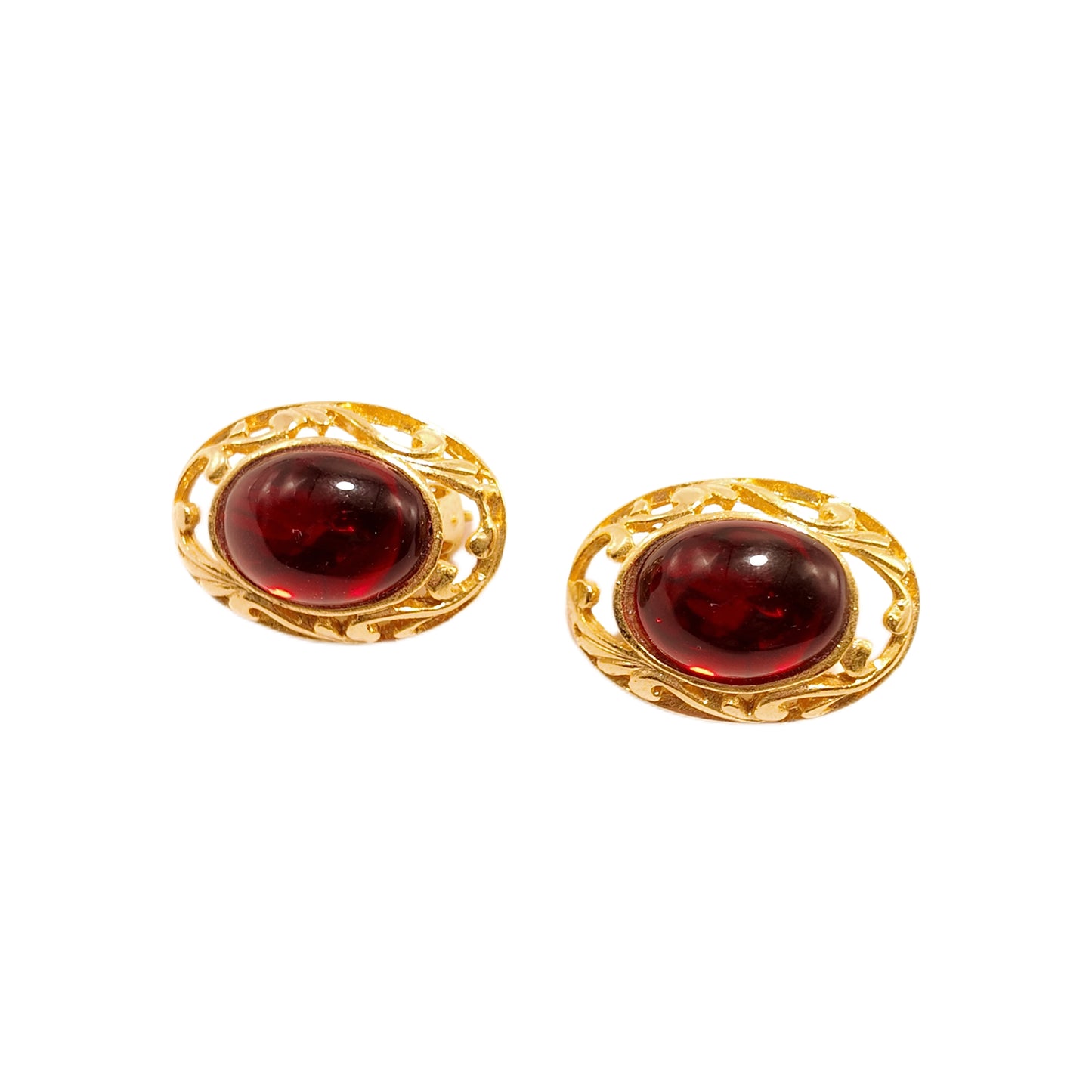 Vintage France 80s red glazed ear clip with oval hollow pattern surrounded by gold-plated palace retro style