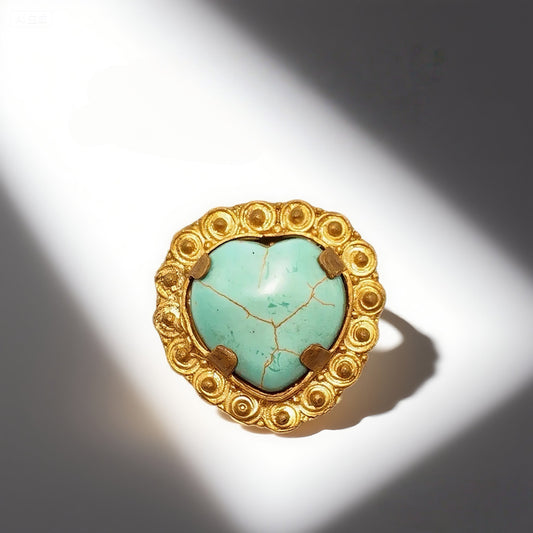 Vintage British 1960s natural turquoise brass ring with heart-shaped three-dimensional pattern court retro style