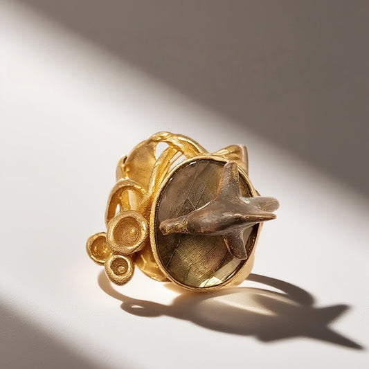 Vintage British 1960s natural stone brass ring oval shaped three-dimensional dolphin relief court retro style