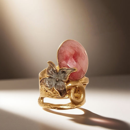 Vintage British 1960s Natural Stone Brass Ring with Three Dimensional Surrounding Flower Palace Vintage Style