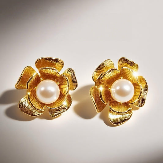 "Golden Pistil, Pearl Bloom"Vintage camellia imitation pearl ear clip three-dimensional flower KML marking gorgeous court complex