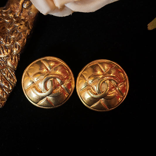 Vintage Chanel ear clip with classic double C diamond grid design court retro