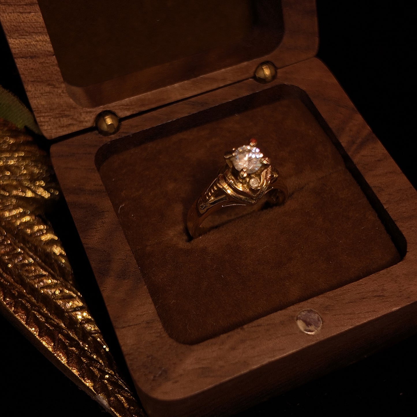 Vintage Rhinestone Ring Gold Plated White Rhinestone Inlaid Stereoscopic Design Palace Vintage