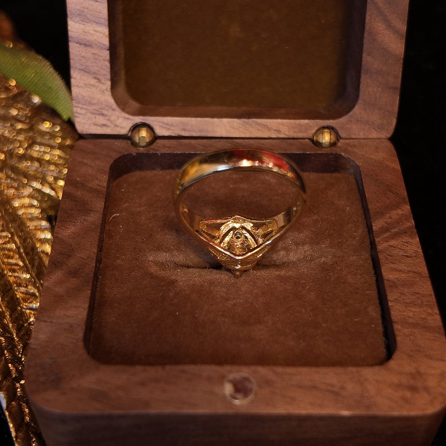 Vintage Rhinestone Ring Gold Plated White Rhinestone Inlaid Stereoscopic Design Palace Vintage