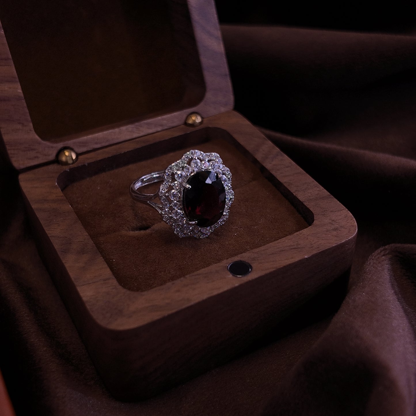 Natural Garnet Open Ring S925 Pure Silver Dark Red Oval Lace Lace Surrounding the Palace Vintage