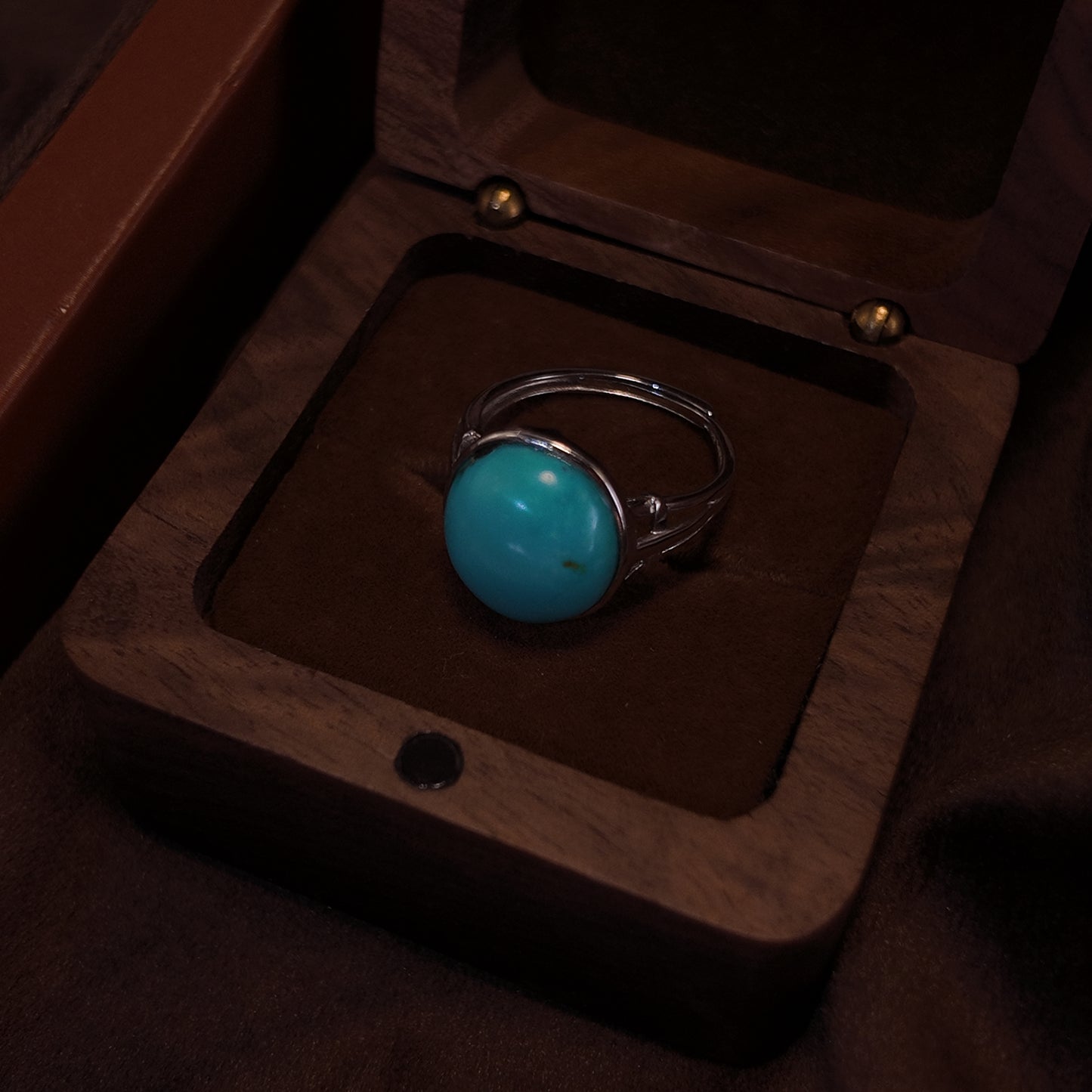 Natural turquoise open ring S925 pure silver round full three-dimensional hand hammer pattern ring with a palace retro design