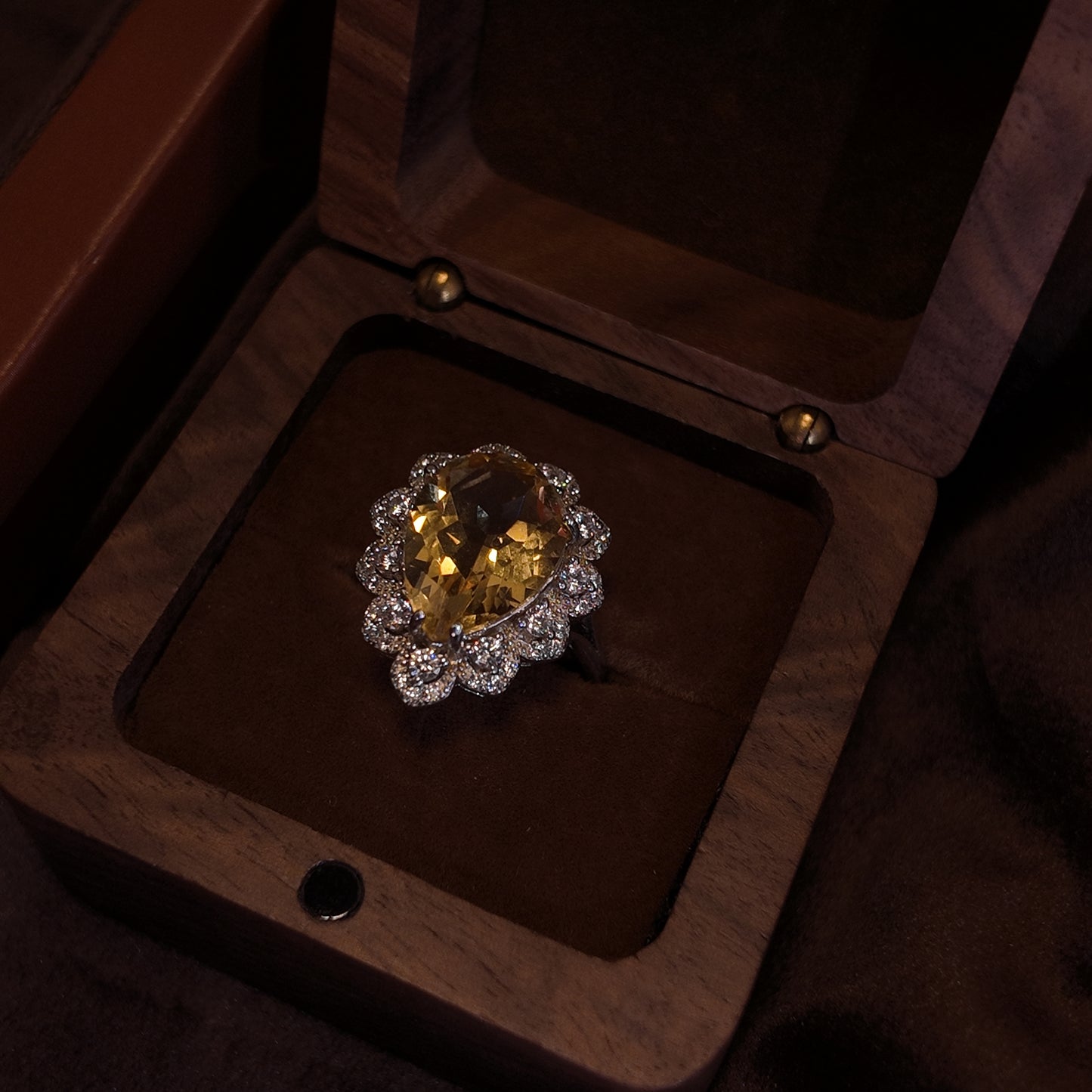 Natural yellow crystal open ring S925 pure silver yellow water droplet shaped three-dimensional diamond setting surrounded by noble design palace retro