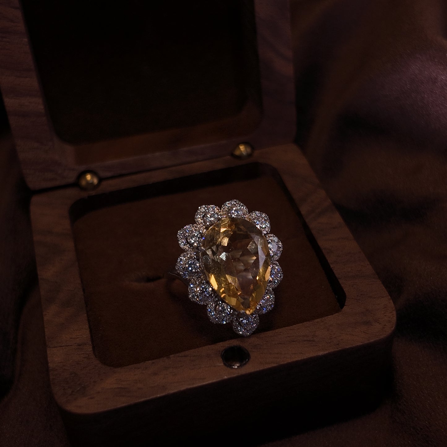 Natural yellow crystal open ring S925 pure silver yellow water droplet shaped three-dimensional diamond setting surrounded by noble design palace retro