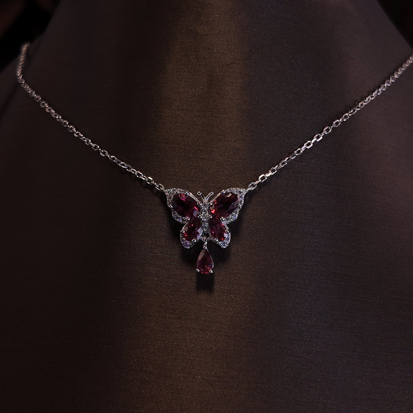 Natural red garnet necklace S925 pure silver rose red butterfly dynamic tassel design court retro