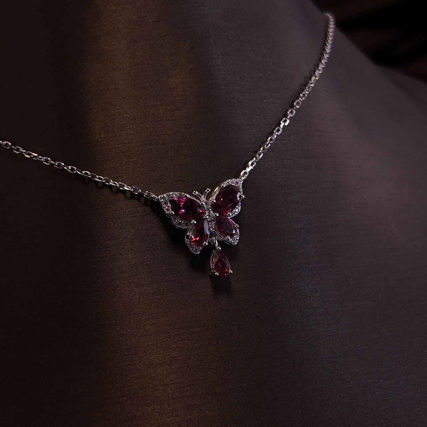 Natural red garnet necklace S925 pure silver rose red butterfly dynamic tassel design court retro