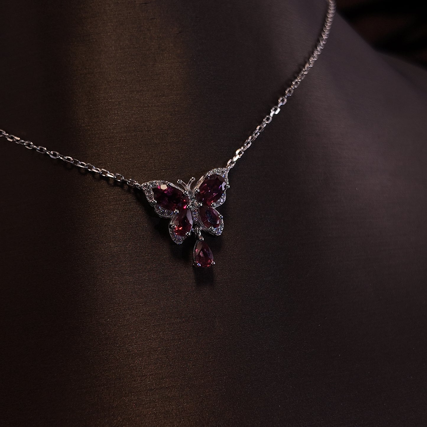 Natural red garnet necklace S925 pure silver rose red butterfly dynamic tassel design court retro