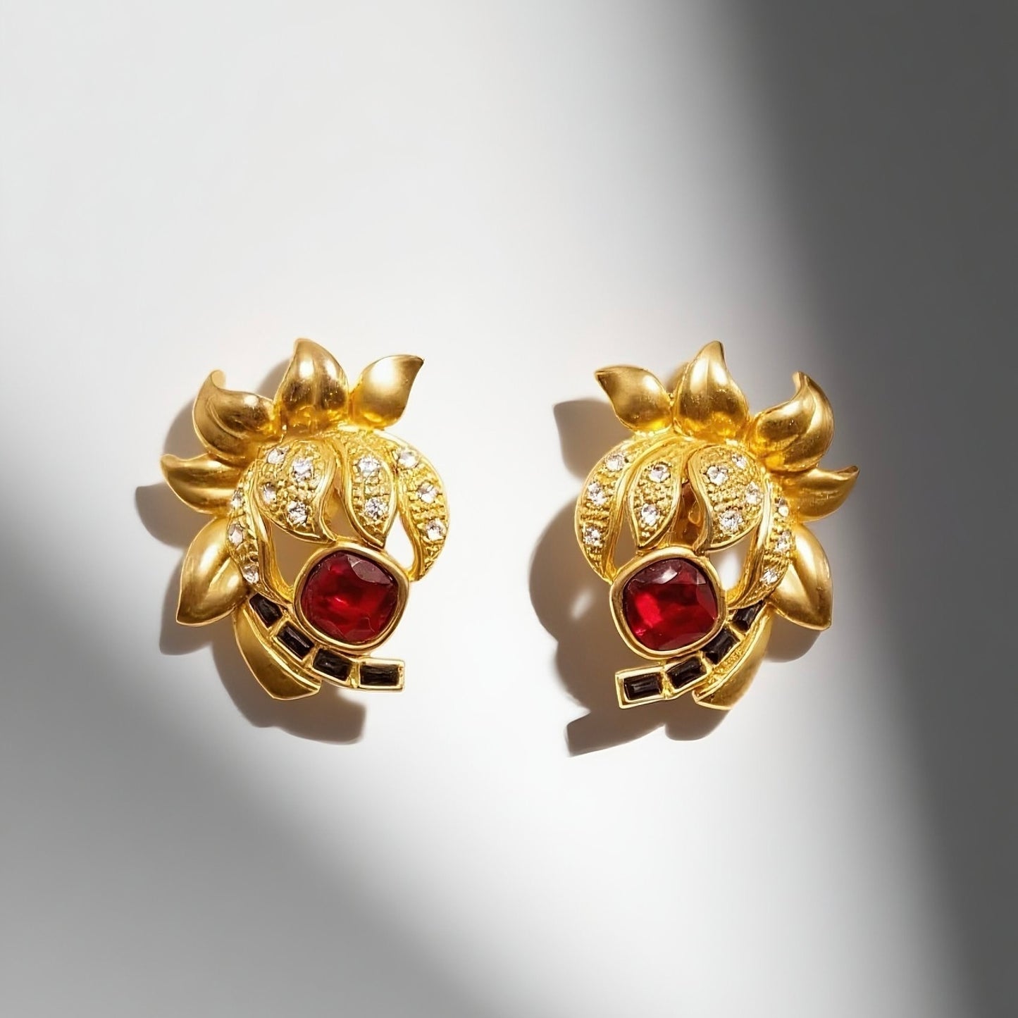 Vintage France 70s Red Rhinestone Earclip Lotus Black Enamel Red White Rhinestone Splicing Palace Vintage Style