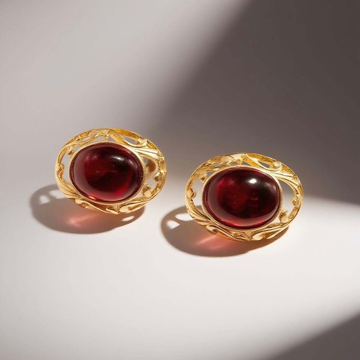 Vintage France 80s red glazed ear clip with oval hollow pattern surrounded by gold-plated palace retro style
